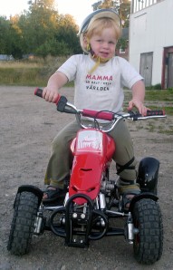 Lucas med sin fyrhjuling